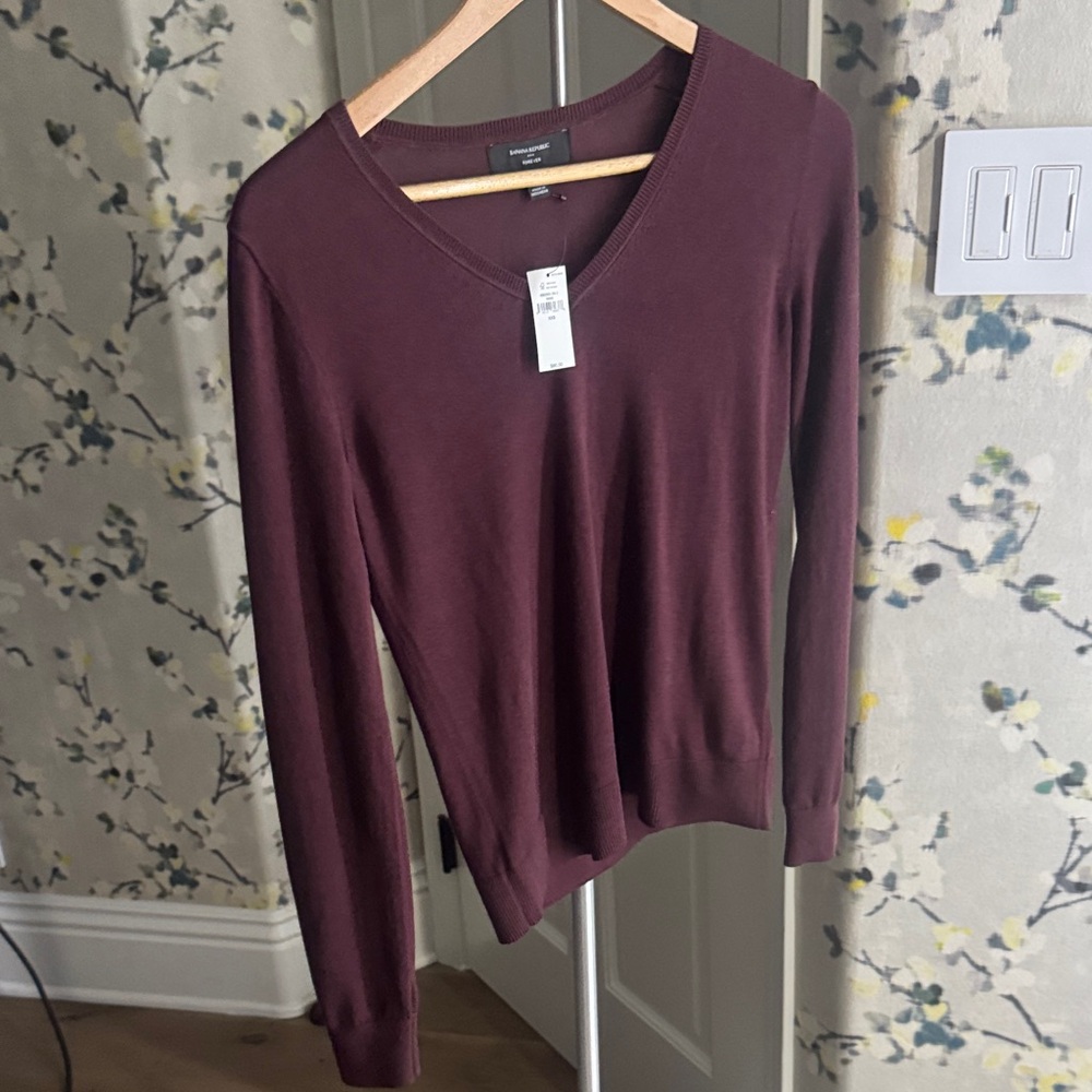 Banana Republic Women’s V-Neck Sweater - Wine